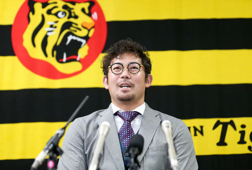 契約更改を終え報道陣に話す岩田（撮影・上山淳一）