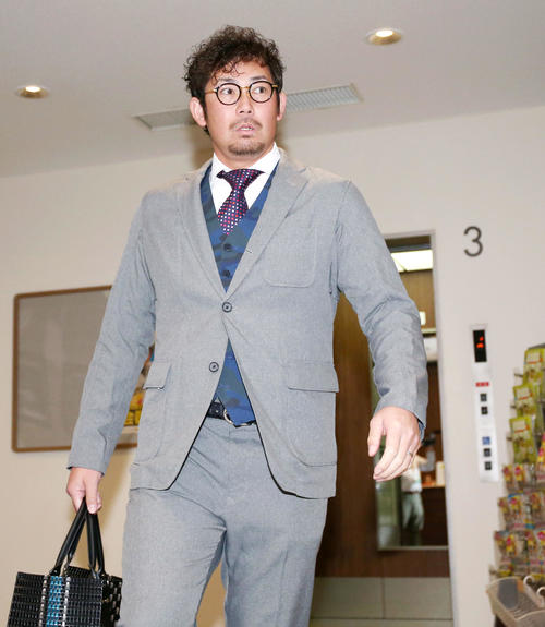 契約更改で球団事務所を訪れた岩田（撮影・上山淳一）