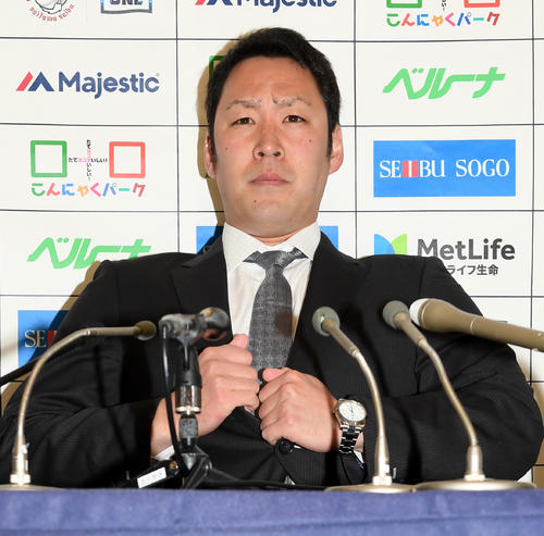 契約更改を終え。会見に臨んだ西武増田（撮影・たえ見朱実）