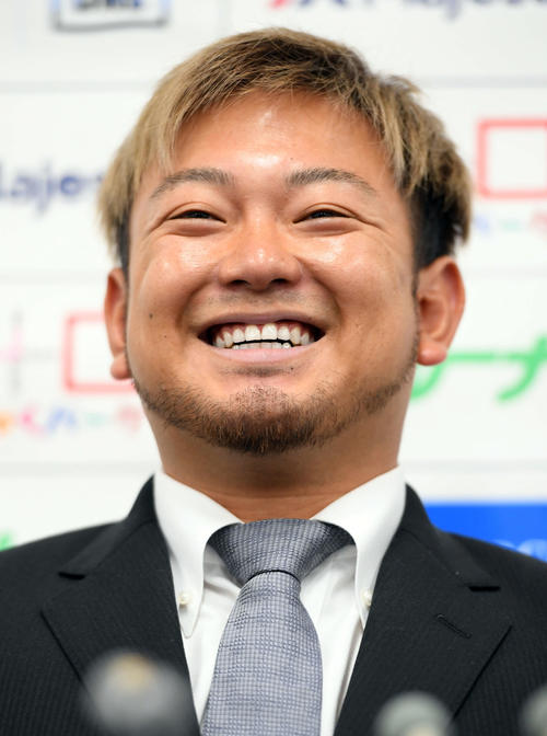 会見で笑顔を見せる西武森（撮影・たえ見朱実）