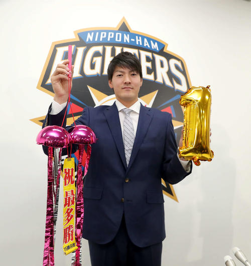 契約更改交渉を終え最多勝のくす玉とナンバーワンバルーンを持ちながら撮影に応じる日本ハム有原（撮影・佐藤翔太）