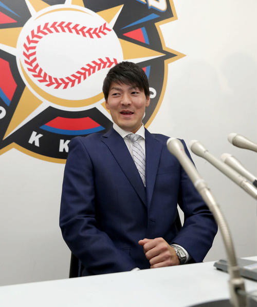 契約更改交渉を終え笑顔で会見に臨む日本ハム有原（撮影・佐藤翔太）