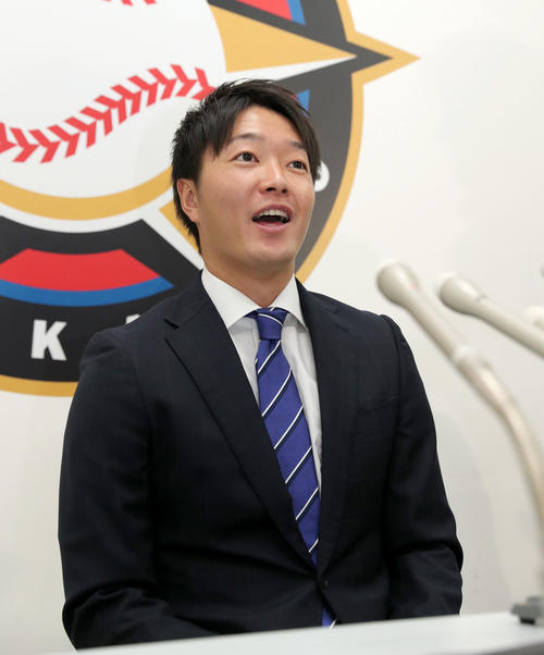 契約更改交渉を終え笑顔で会見に臨む日本ハム玉井（撮影・佐藤翔太）