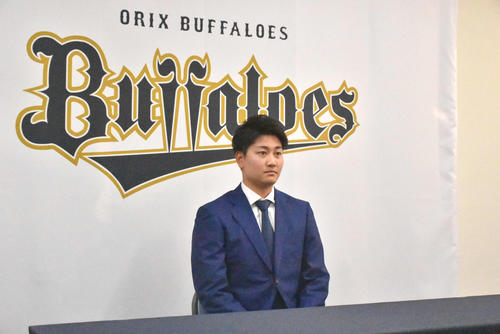 契約更改を終えたオリックス竹安大知投手（撮影・真柴健）