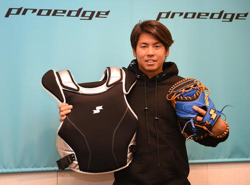 SSKプロスタッフ会議でキャンプで試すプロテクターとミットを披露する梅野（撮影・渦原淳）