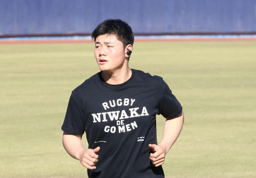 「RUGBY　NIWAKA　DE　GOMEN」と書かれたTシャツを着てランニングする日本ハム清宮（撮影・田中彩友美）