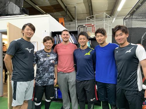 レッズのトレバー・バウアー（左から3人目）と記念撮影する左からロッテ二木、成田、1人飛ばして小島、種市、中村稔（球団提供）