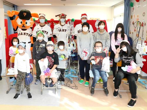 東海大学医学部付属病院を訪れ、子供たちと交流する左から、巨人中川、大城、菅野（球団提供）