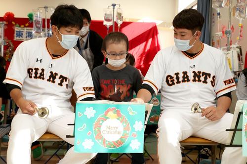 東海大学医学部付属病院を訪れ、子供たちと交流する左から、巨人大城、菅野（球団提供）