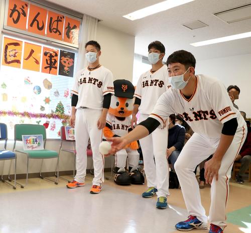 東海大学医学部付属病院を訪れ、子供たちと交流する左から、巨人中川、大城、菅野（球団提供）