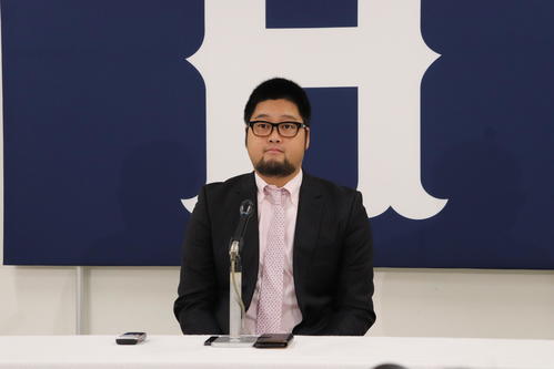 契約更改を終えた広島中崎（撮影・前原淳）