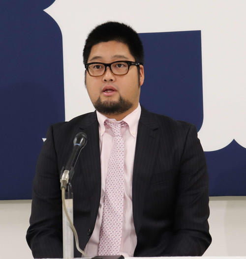 契約更改を終え報道陣を前に会見する広島中崎（撮影・前原淳）
