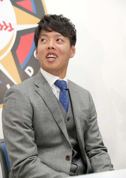 契約更改交渉を終え笑顔で会見に臨む日本ハム杉浦（撮影・佐藤翔太）