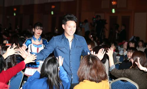 トークイベントでファンとハイタッチする日本ハム杉谷（撮影・黒川智章）