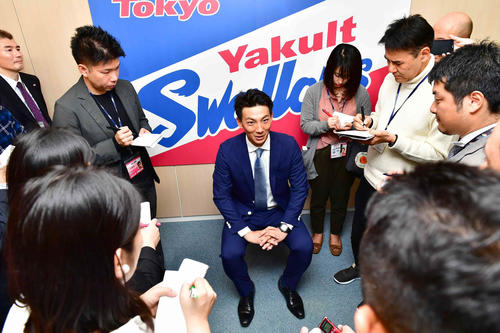 ヤクルトに入団が決定し大勢の報道陣に囲まれながら会見する嶋（撮影・小沢裕）