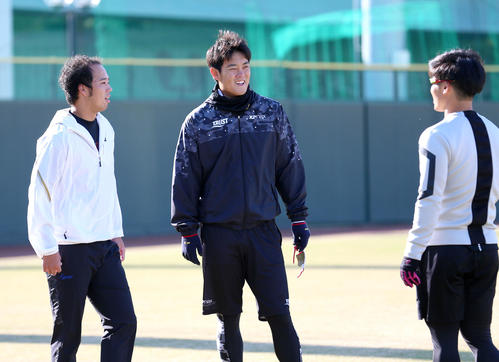 鳴尾浜球場でリラックスして話す、左から青柳、望月、坂本（撮影・上山淳一）