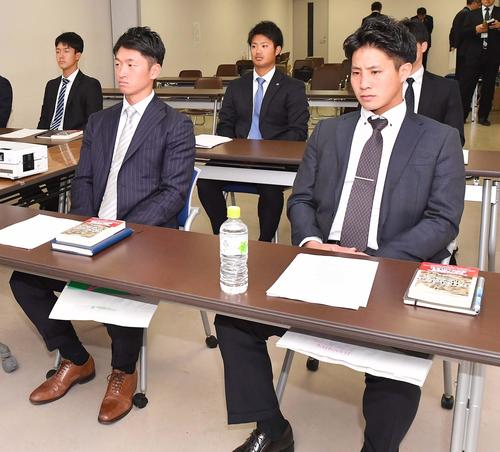 新人選手研修会に参加した木浪聖也（右）近本光司（右から3人目）（撮影・上田博志）