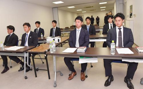 新人選手研修会に参加した前列右から木浪、近本、斎藤、去年不参加の長坂拳弥、後列右から湯浅、石井、小幡、川原（撮影・上田博志）