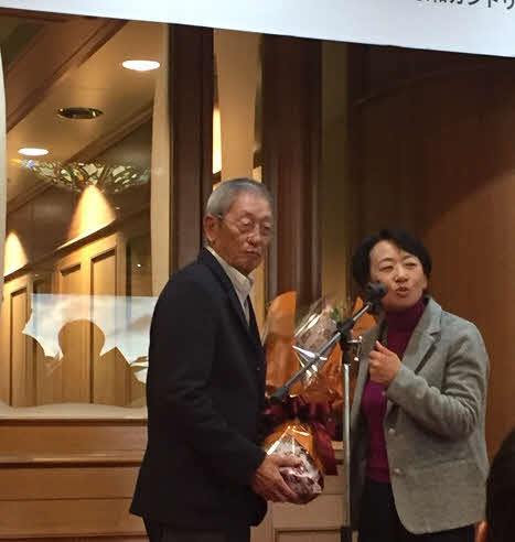 「権藤博殿堂入り祝賀コンペ」で森口祐子プロから花束を受ける権藤氏