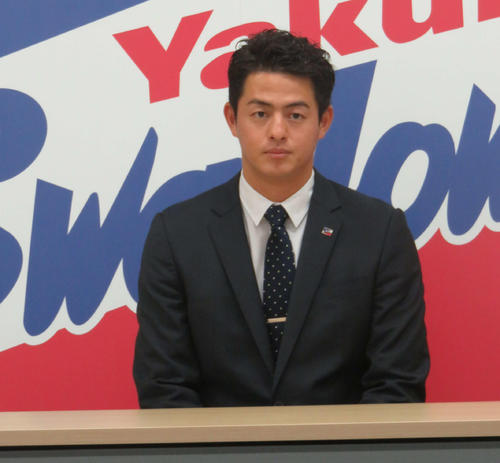 契約更改会見に臨むヤクルト田川