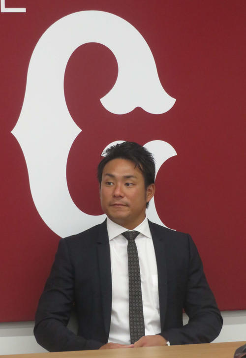 契約更改後に会見する巨人吉川大