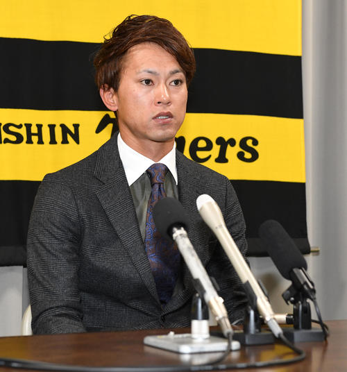 ダウンで契約を更改、厳しい表情で会見する上本（撮影・前岡正明）