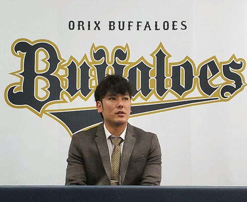 契約更改後の会見に臨むオリックス大城
