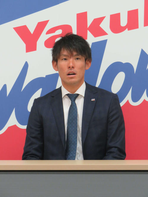 契約更改会見に臨むヤクルト高梨
