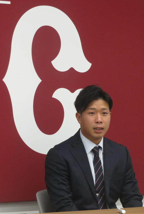 契約更改後に会見する巨人鍬原