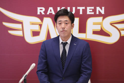 契約更改を終え会見する楽天足立（撮影・野上伸悟）