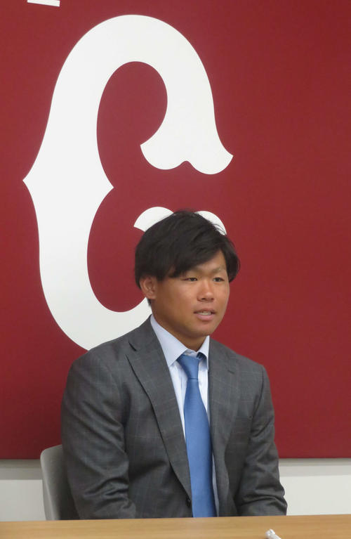 契約更改後に会見する巨人田口