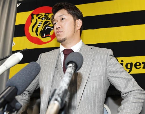 契約更改を終え会見を行う岩貞（撮影・前岡正明）