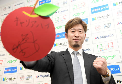 倍増の1億4000万円で契約を更改した西武外崎修汰は「キャリアハイ」と来季の目標を掲げポーズを決める（撮影・たえ見朱実）