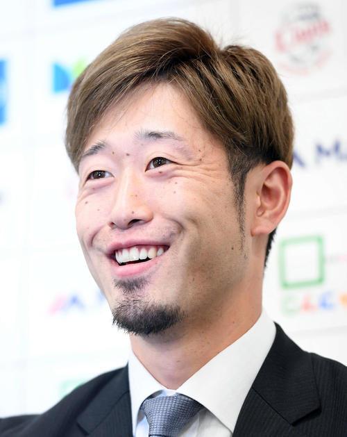 契約更改を終え会見に臨んだ西武外崎（撮影・たえ見朱実）