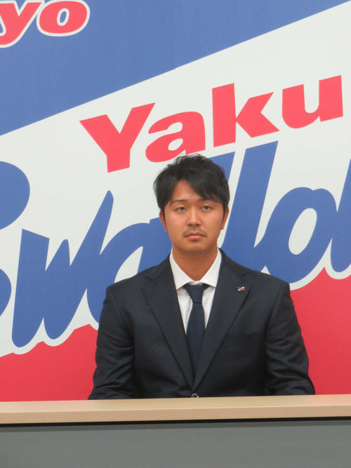 契約更改会見に臨むヤクルト大下