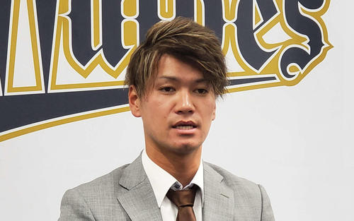 契約更改後の会見に臨むオリックスK－鈴木