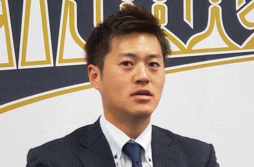 契約更改後の会見に臨むオリックス山田