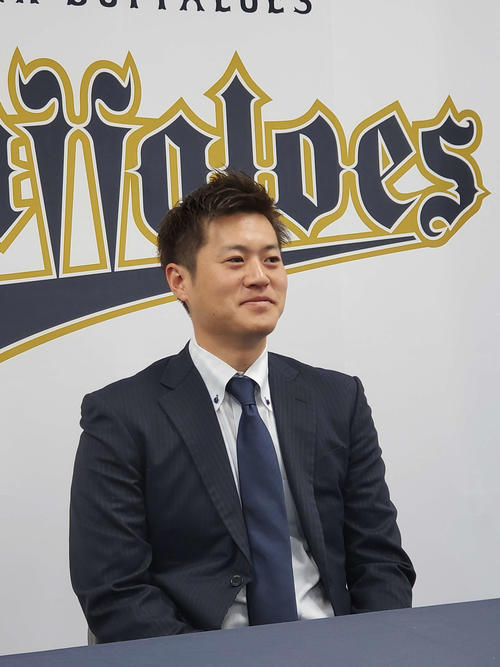 契約更改後の会見に臨むオリックス山田