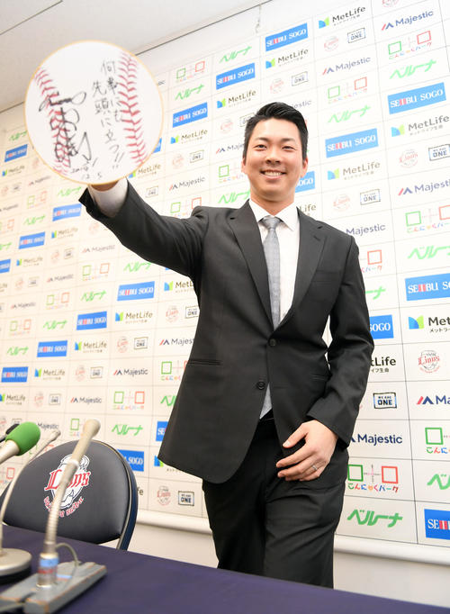 「何事にも先頭に立つ」来季の目標を掲げ笑顔でポーズを決める西武十亀（撮影・たえ見朱実）