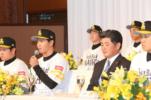 報道陣の質問にこたえる佐藤直樹（撮影・梅根麻紀）
