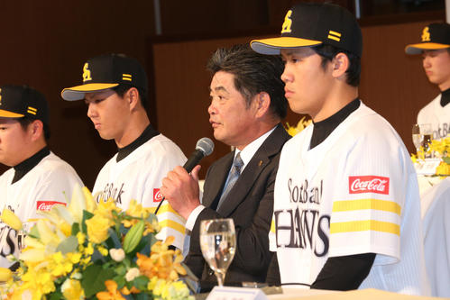 新入団の選手を前に話をする工藤公康監督（撮影・梅根麻紀）