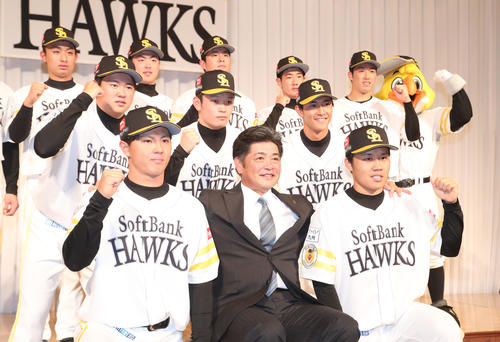 ソフトバンクの新入団選手、工藤公康監督を中心に記念撮影（撮影・梅根麻紀）