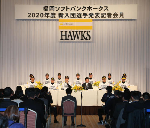 記者の質問に答える新人選手ら（撮影・栗木一考）