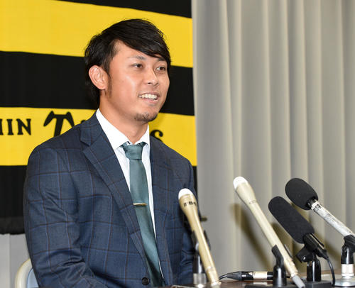 契約更改を終え笑顔で会見する高山（撮影・前岡正明）