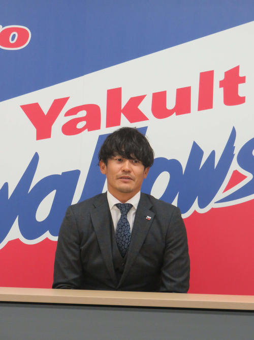 契約更改後、会見に臨むヤクルト坂口