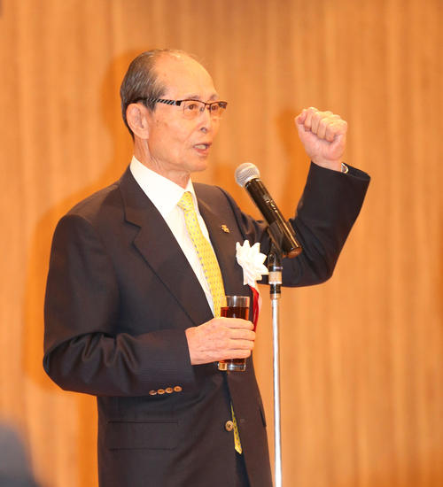 入団会見後にひらかれたウエルカムパーティーの乾杯前に話をする王貞治球団会長（撮影・梅根麻紀）