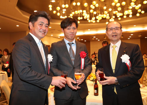 ウエルカムパーティーで乾杯する左から工藤公康監督、佐藤直樹、王貞治球団会長（撮影・梅根麻紀）
