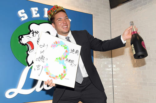 2億1000万円で契約を更改した西武山川は、背番号3にちなみ3連覇、3年連続本塁打王を来季の目標に掲げた（撮影・たえ見朱実）