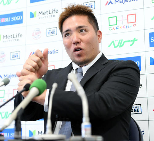 契約更改を終え、会見に臨んだ西武山川（撮影・たえ見朱実）