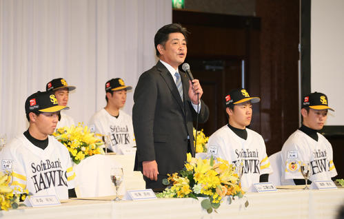 あいさつする工藤監督（中央）（撮影・栗木一考）